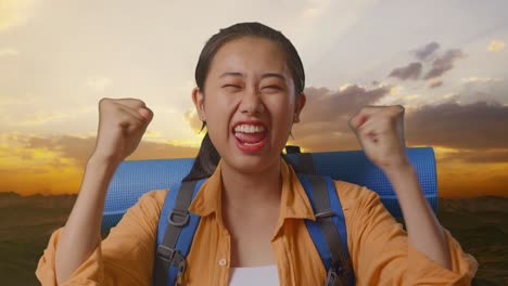 mujer feliz celebrando un viaje de senderismo