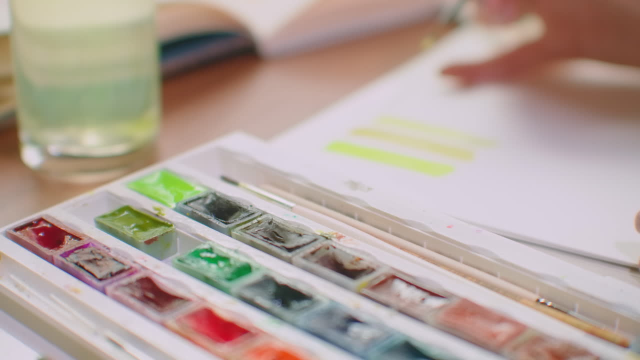 질과 페인트를 가진 젊은 여성은 색을 일치시키고 디자인을 위해 색을 맞추기 위해 색상 패을 만니다.