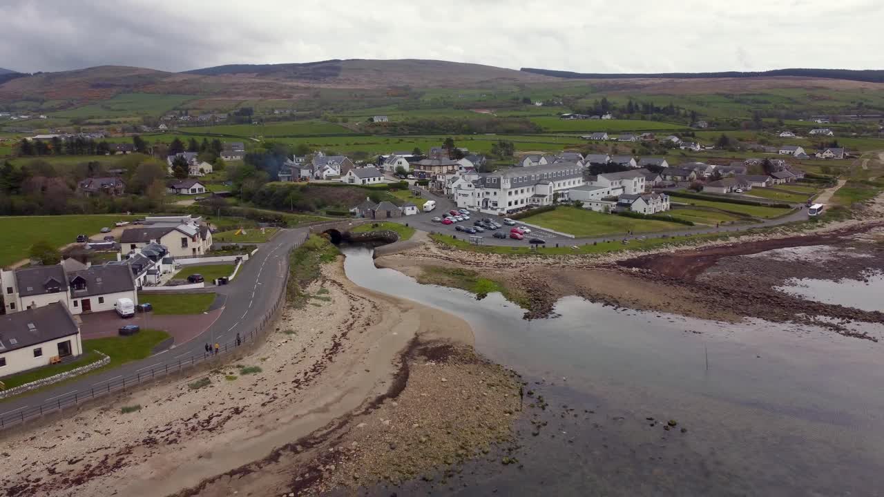 vista aérea de la ciudad escocesa de blackwaterfoot en la isla de arran en un día nublado, escocia
