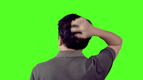 가렵고 짜증나는 두피를 가진 대머리 남자는 머리를 긁는 것을 멈출 수 없습니다 - 깨끗하고 키가 가능한 녹색 화면으로 배경을 추가할 수 있습니다