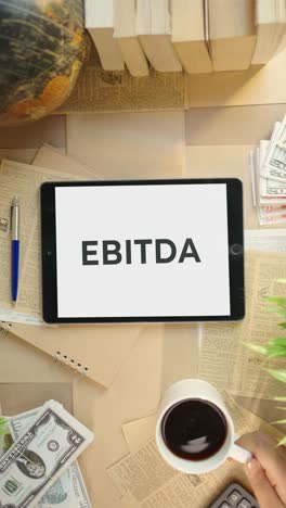 금융 태블릿 화면에 표시되는 ebitda의 수직 비디오