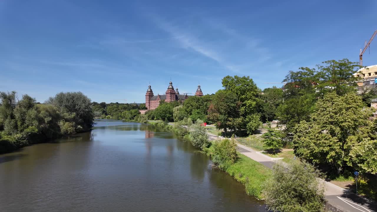 río principal en aschaffenburg con las torres lejanas del castillo de johannesburgo, área recreativa verde con paseo marítimo, baviera, alemania