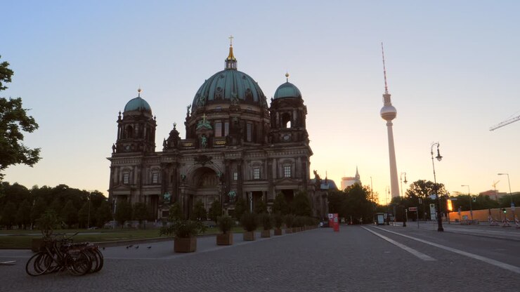 Duomo di Berlino e Fernsehturm all'alba