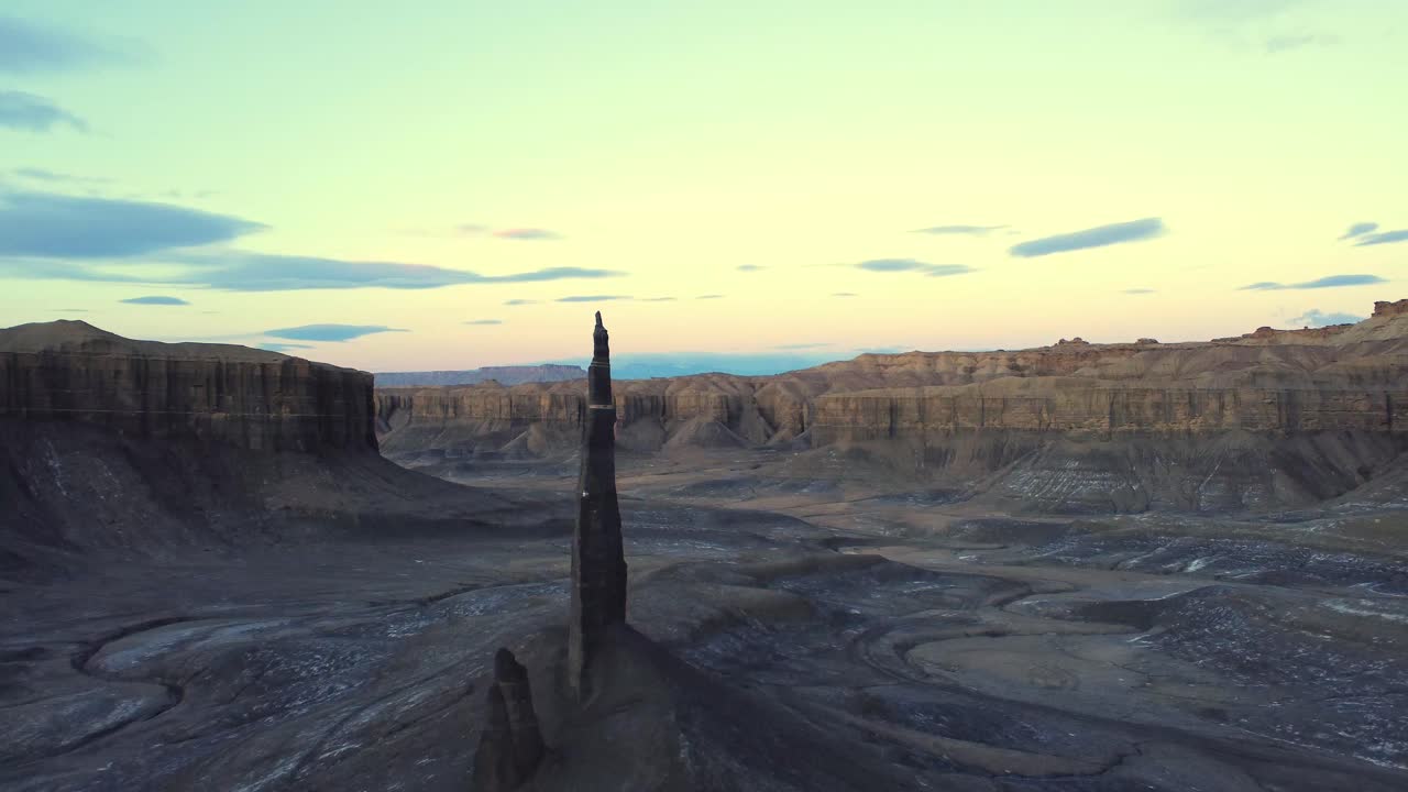 해가 지는 하늘 아래 산악 계곡 에 있는 날카로운 바위 형태