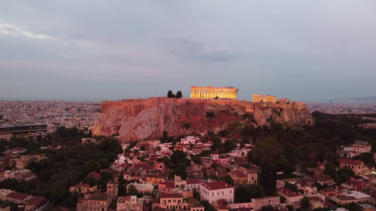 해질 무렵 그리스 아테네의 유명한 아크로폴리스와 파르테논 신전의 먼 전망