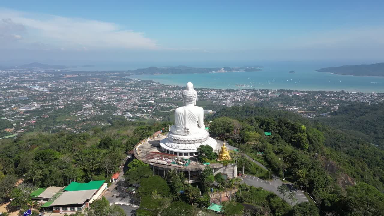 Cảnh quay trên không bằng flycam từ phía sau Tượng Phật Lớn, hé lộ toàn cảnh ngoạn mục của thành phố Phuket và Vịnh Chalong, Thái Lan. Đoạn phim du lịch và địa danh 4K chất lượng cao.