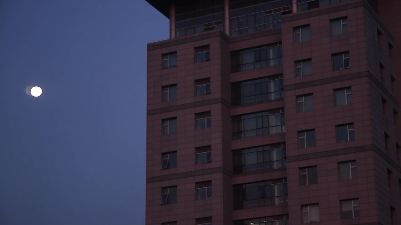 Luna y edificio en Pekín