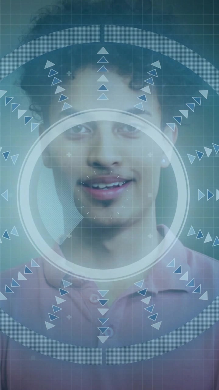 Uomo di fronte alla telecamera con un'espressione neutra, interfaccia HUD che compare e poi scansiona per tecnologia biometrica, provocando un sorriso.