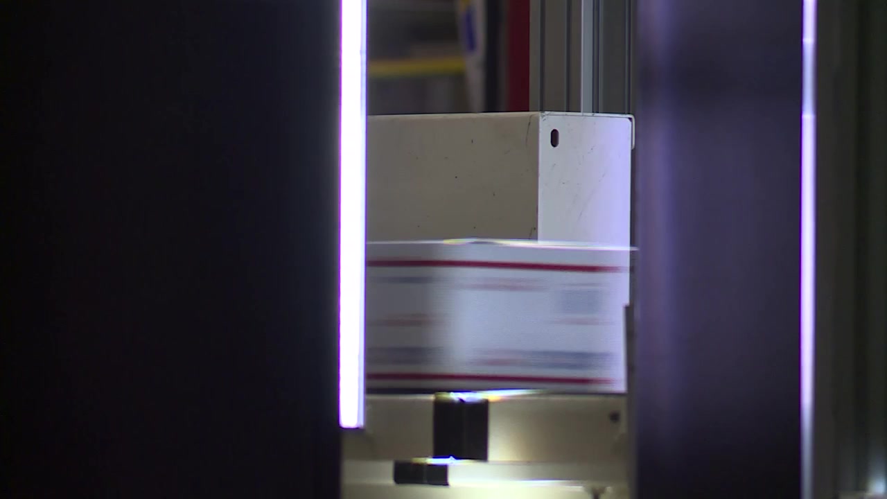 SHIPPING PACKAGE MAIL BEING PROCESSED ON CONVEYOR BELT