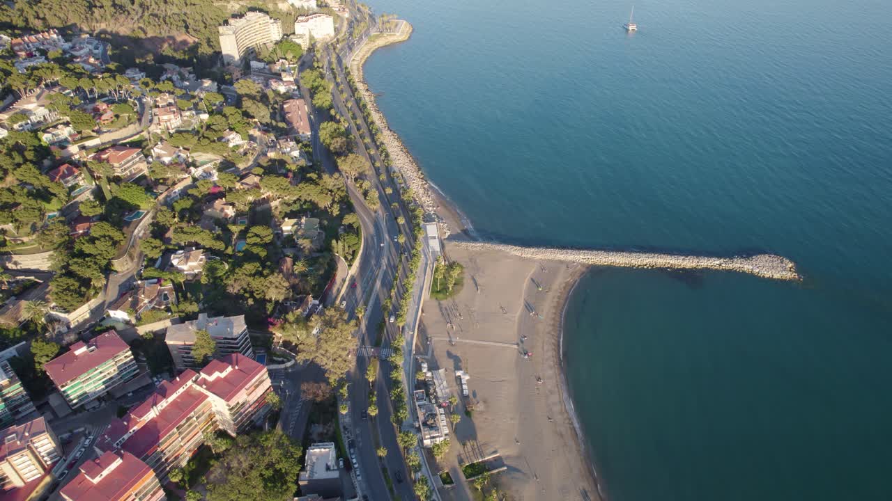 vista aérea muestra la belleza de la playa de la caleta, una playa popular en málaga, andalucía, españa