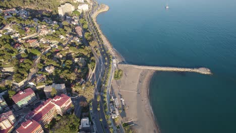 Luftaufnahme-Zeigt-Die-Schönheit-Von-Playa-De-La-Caleta,-Einem-Beliebten-Strand-In-Malaga,-Andalusien,-Spanien