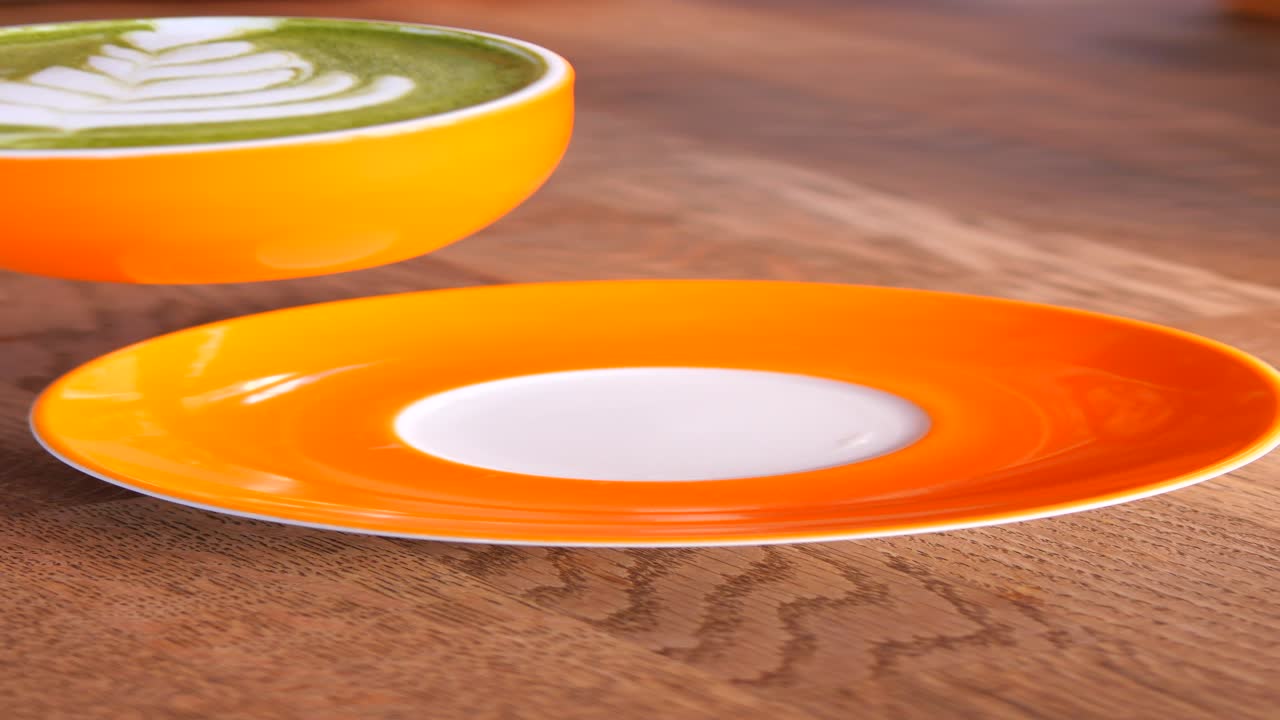 matcha latte con arte del latte