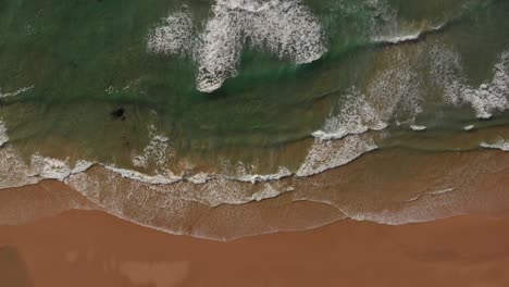 Las-Olas-Del-Océano-Atlántico-Se-Agotan-En-La-Playa-De-Arena-Dorada