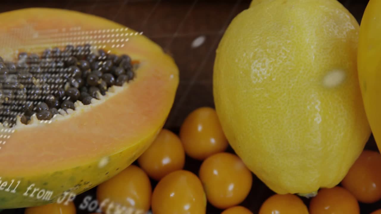 Papaya e limone circondati da piccoli frutti gialli con sovrapposizione di testo animato.