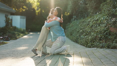 Al-Aire-Libre,-Abrazo-Y-Madre-Con-Niña