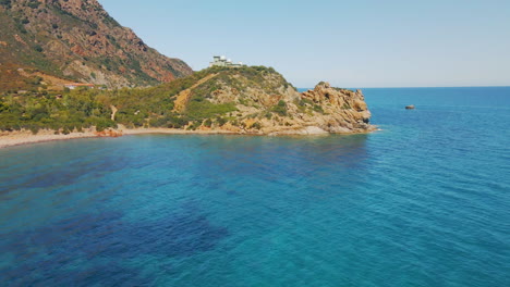 Magnífico-Promontorio-De-Montaña-Con-Vistas-Al-Tranquilo-Mar-Azul-De-Cerdeña-Durante-El-Verano-En-Italia---Plano-Aéreo-De-Drones-En-Cámara-Lenta