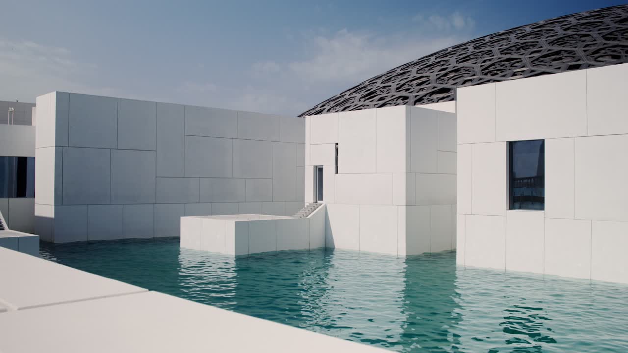 vista exterior de un complejo de museo moderno con una piscina en la azotea y una gran cúpula