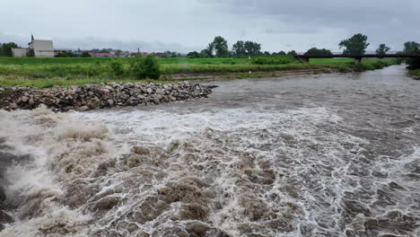 Fluss-Mit-Einem-Kleinen-Wasserkraftwerk