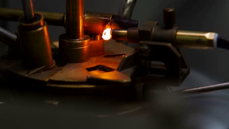 espiral templado con herramienta moderna en almacenamiento oscuro