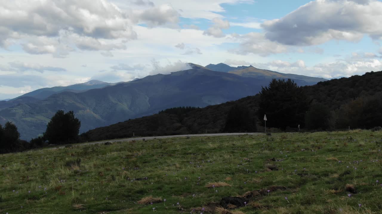 prados verdes en la meseta de prat d'albis con paisaje en un día nublado, pirineos en francia