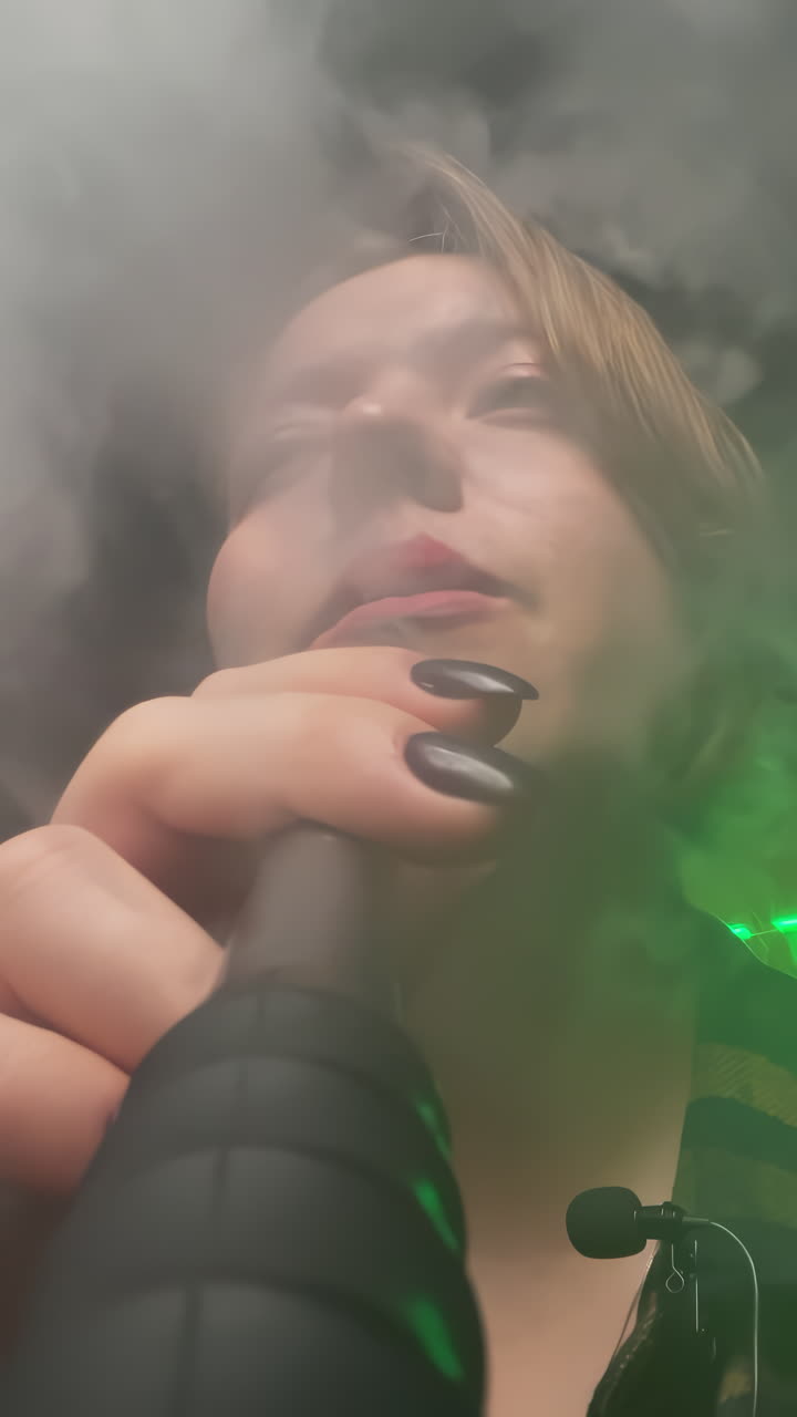 녹음 스튜디오 에서 마이크 로 노래 하는 여자