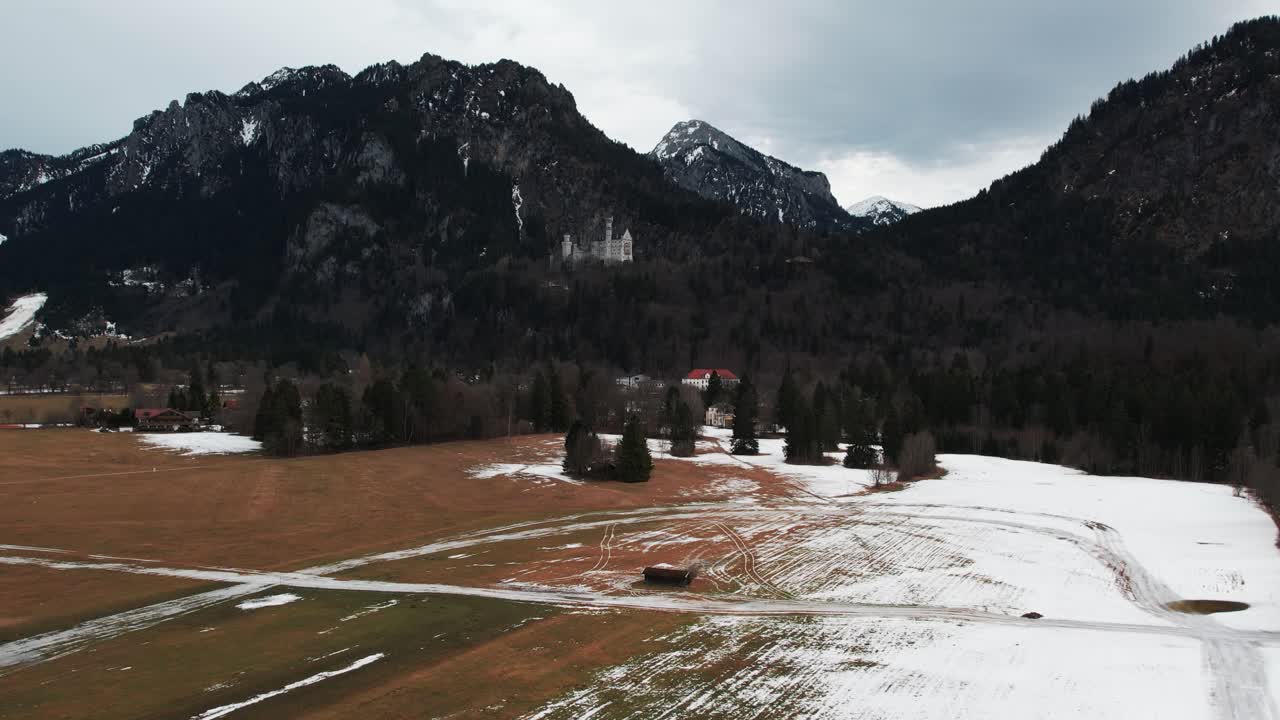Ripresa invernale con drone del famoso Castello di Neuschwanstein nella Germania meridionale, Baviera