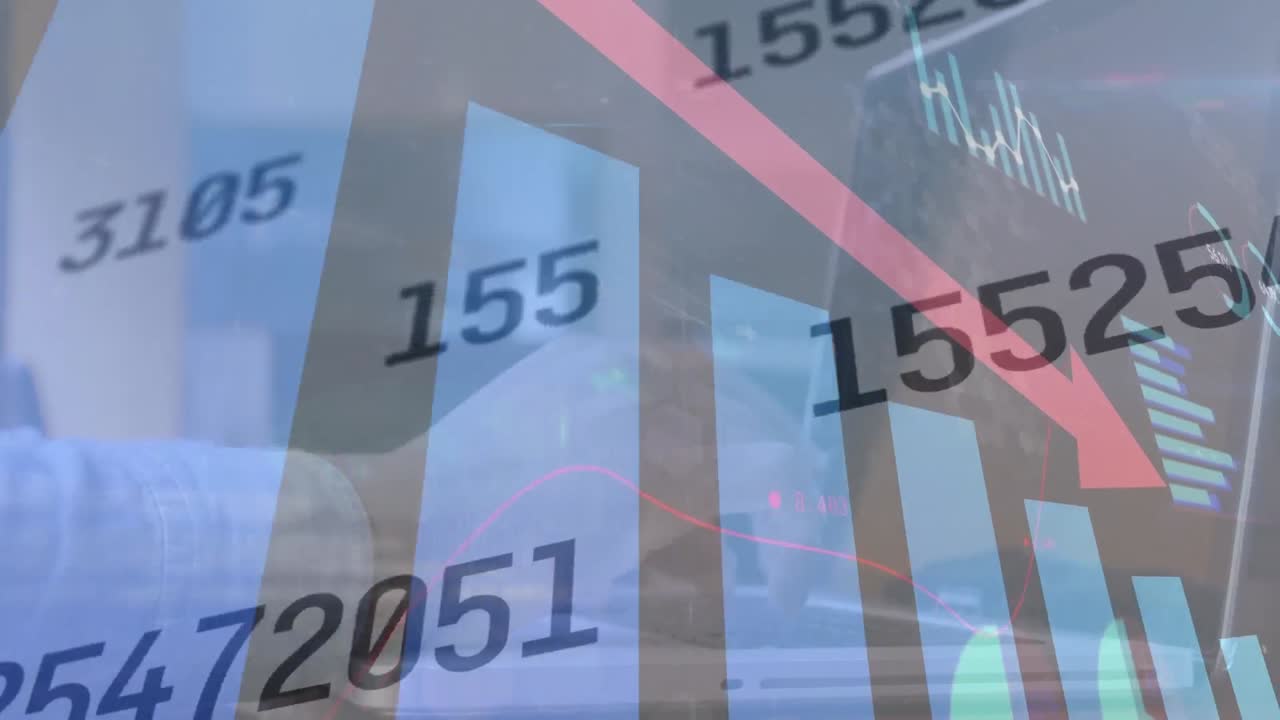 노트북을 사용하여 사람 위에서 디지털 인터페이스와 데이터 처리의 애니메이션