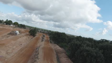 Corre-Más-Rápido-Que-El-Corredor-Con-Algunas-Nubes