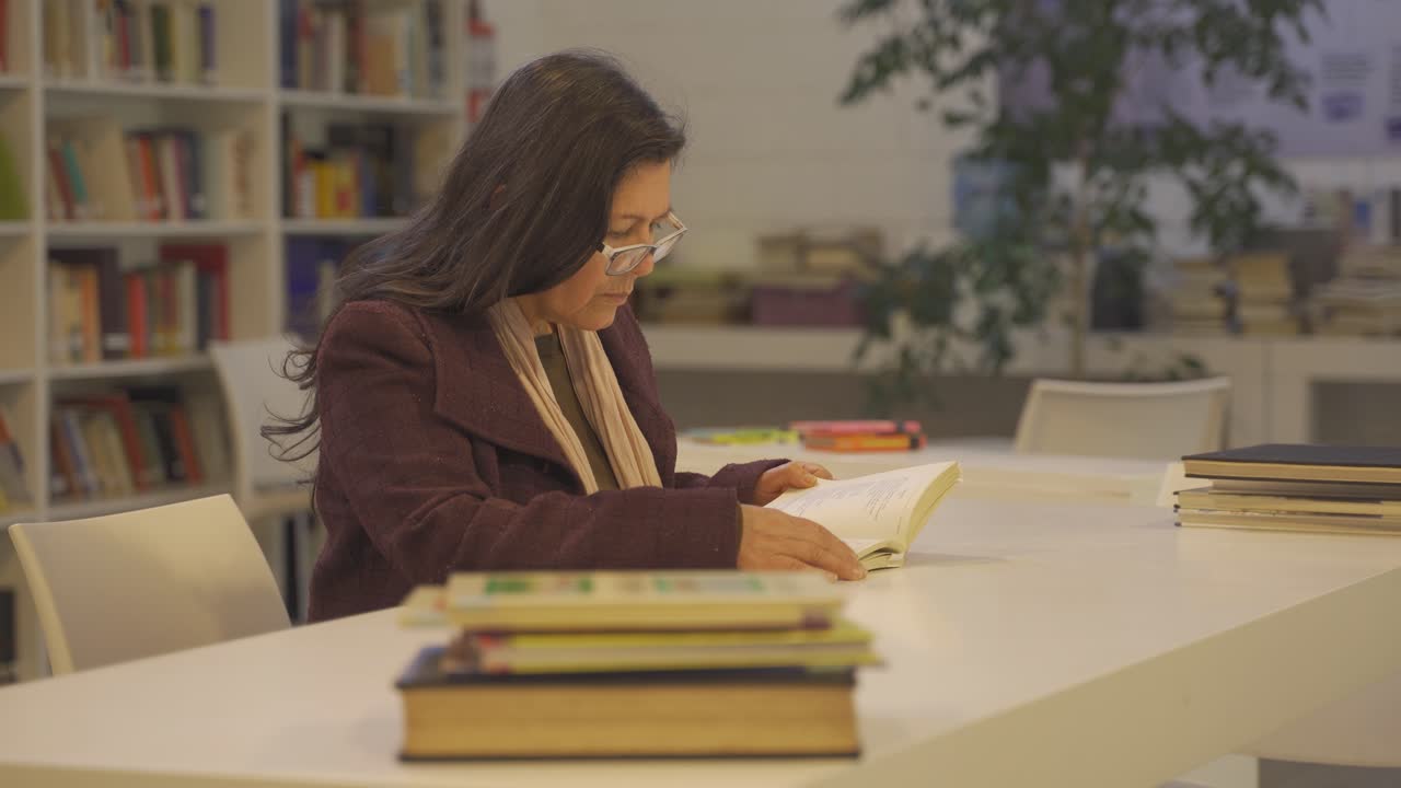 una anciana se emborracha leyendo sus novelas favoritas en la biblioteca argentina