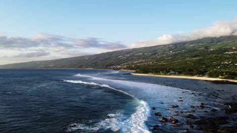 Imágenes-De-Drones-De-Olas-En-La-Playa-En-La-Isla-De-La-Reunión-Durante-La-Puesta-De-Sol