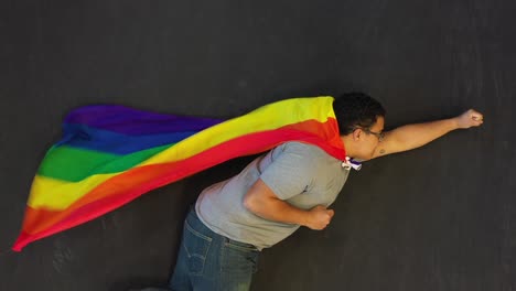 superhéroe gay volando por el cielo nocturno