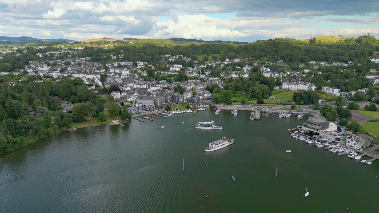 Pemandangan udara sinematik Bowness-on-Windermere
