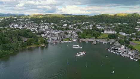 vista aérea cinematográfica de bowness-on-windermere