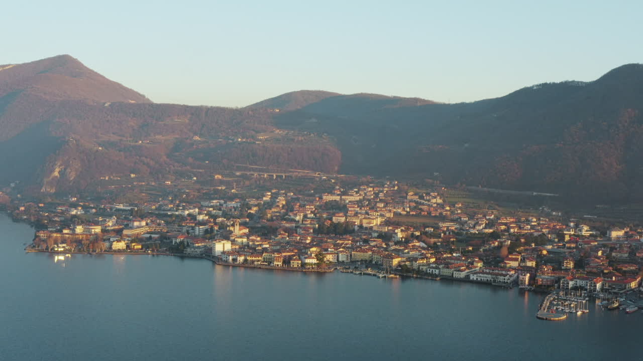 일몰 동안 iseo 도시의 arial 샷