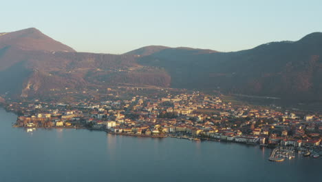 Luftaufnahme-Der-Stadt-Iseo-Während-Des-Sonnenuntergangs