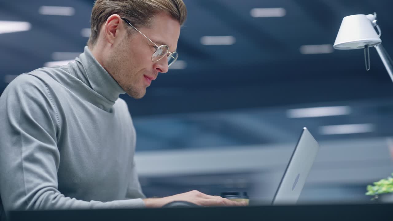 360도 사무실: 노트북 컴퓨터를 사용하여 책상에 앉아있는 잘생긴 사업가, 빅 데이터 디지털 전자 상거래 프로젝트 통계, 트래킹, 카메라 이동