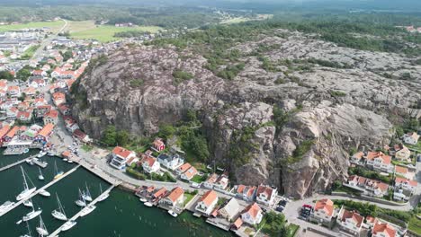 Fjallbacka,-Schweden-Hafenklippe-Drohne-Flyout