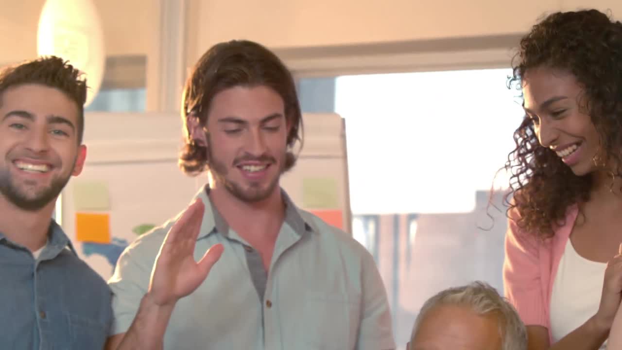 gran equipo creativo celebrando un trabajo bien hecho