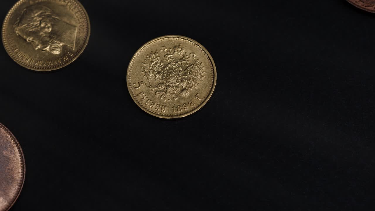 numismática. viejas monedas de colección en una mesa de madera. fondo oscuro.