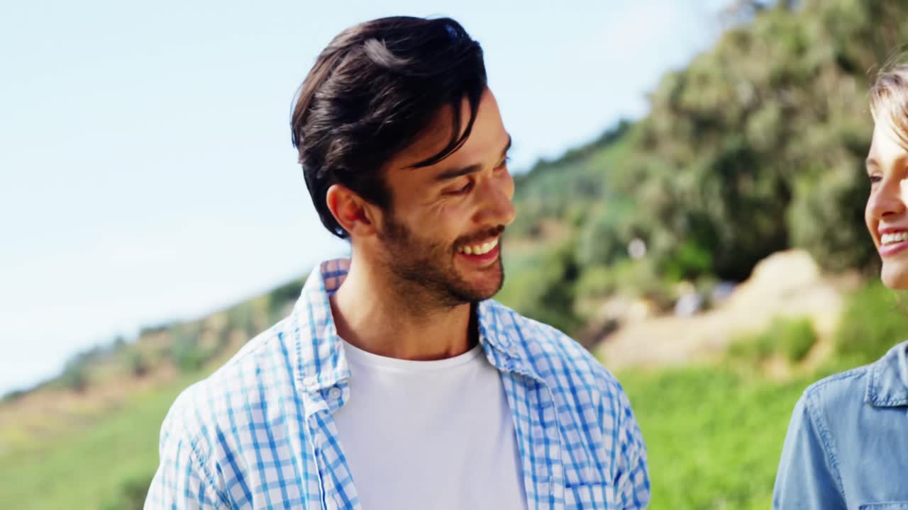 농장에서 함께  ⁇ 고 있는 부부