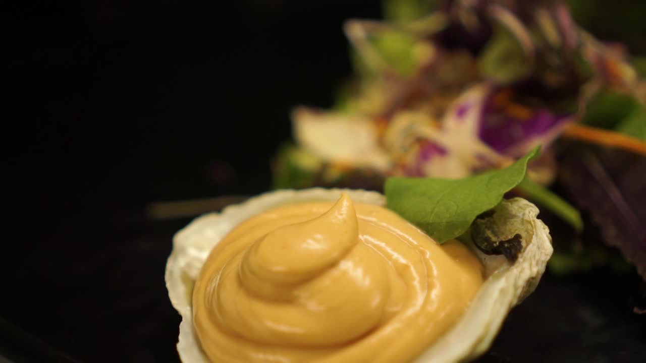 cámara lenta: terminar una ensalada fresca y saludable con un vestidor en un restaurante de lujo