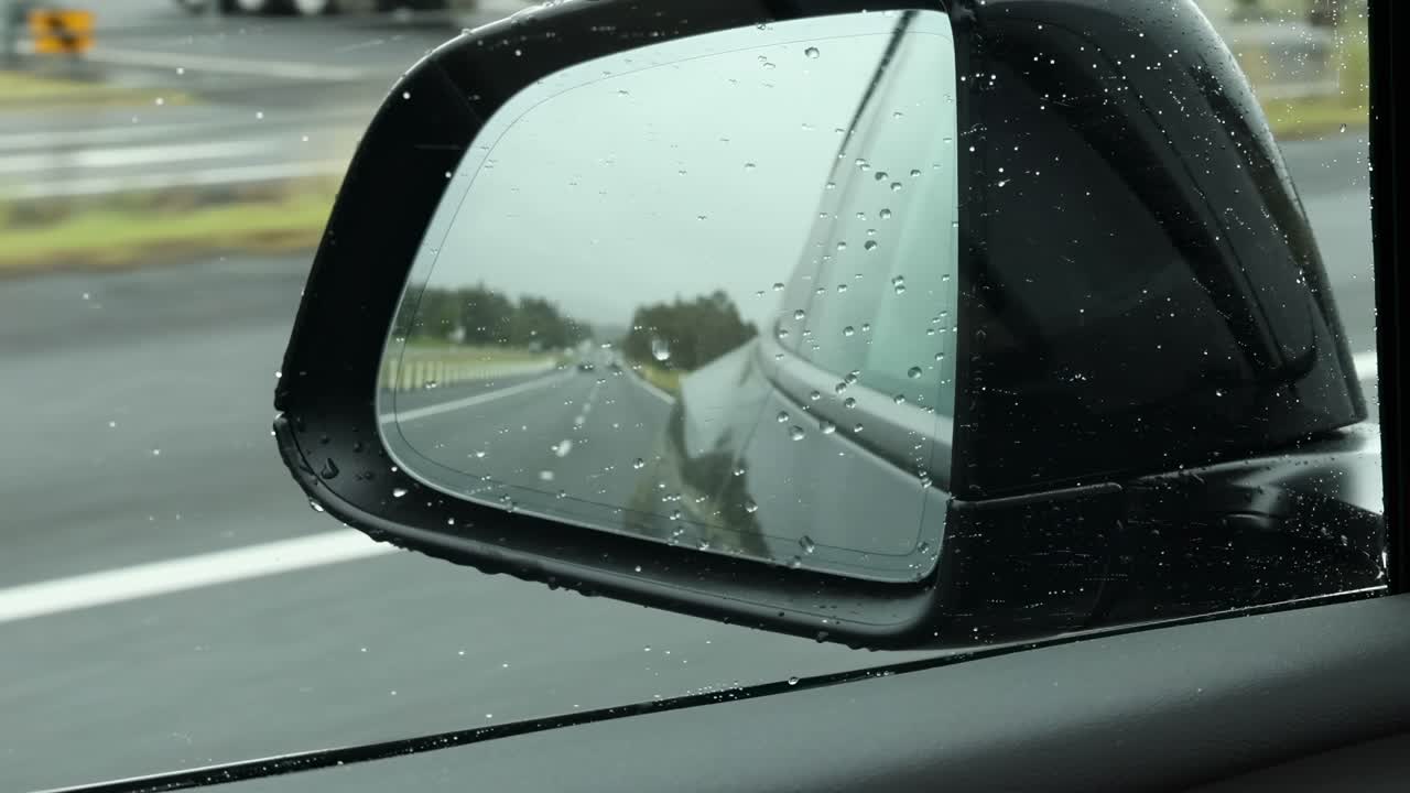 비가 내리는 고속도로 드라이브 의 차 의  거울 시각