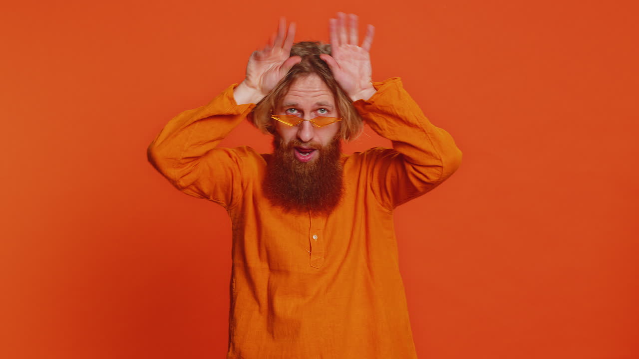 hombre caucásico gracioso cómico haciendo expresiones faciales tontas haciendo muecas haciendo tonterías mostrando la lengua