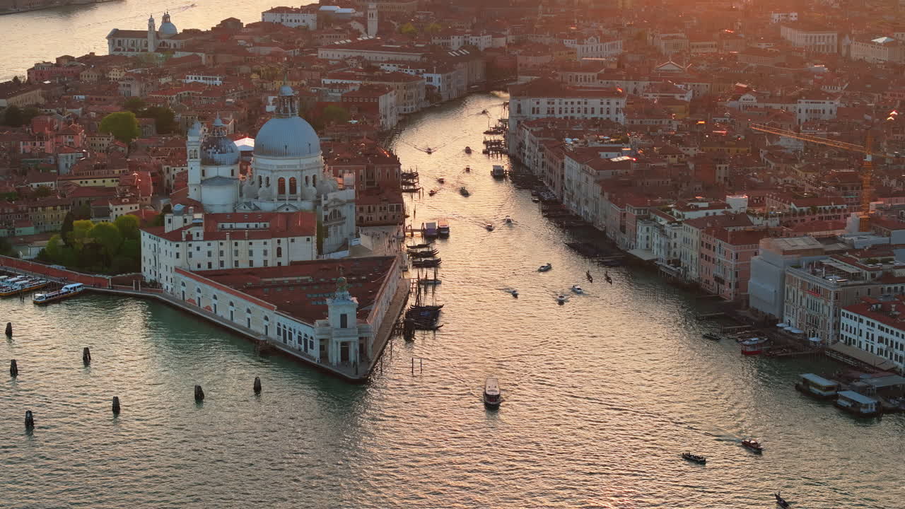 Vista aerea da drone di barche che attraversano Venezia, Italia, al tramonto