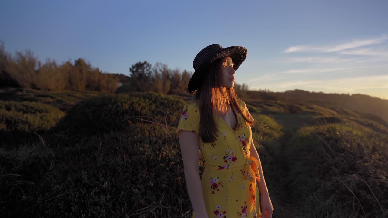 mujer joven de pie en el césped de hierba