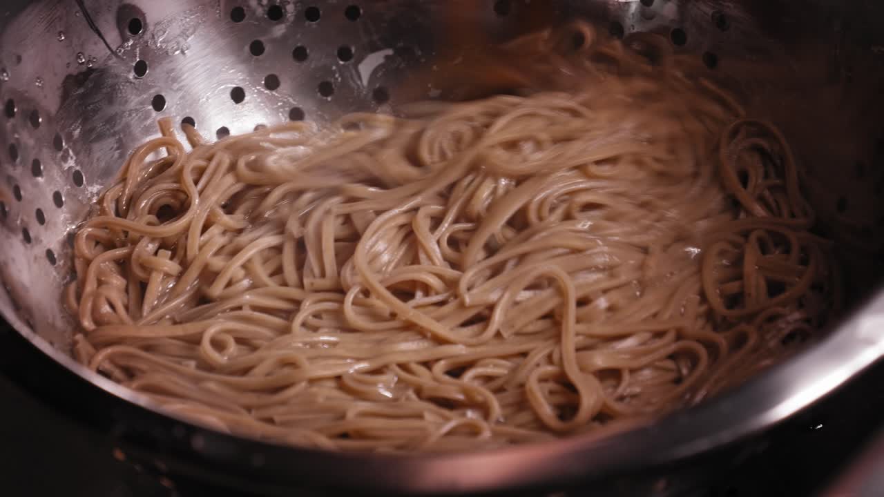 fideos japoneses hervidos, fideos soba, revolviendo fideos hervidos
