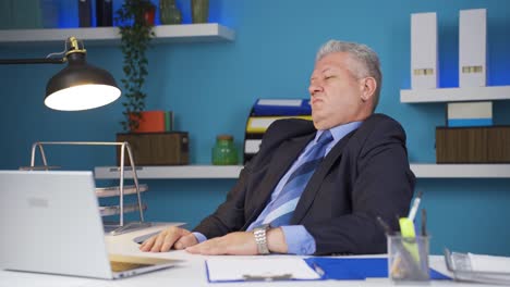 el hombre de negocios que define el trabajo es feliz y pacífico.
