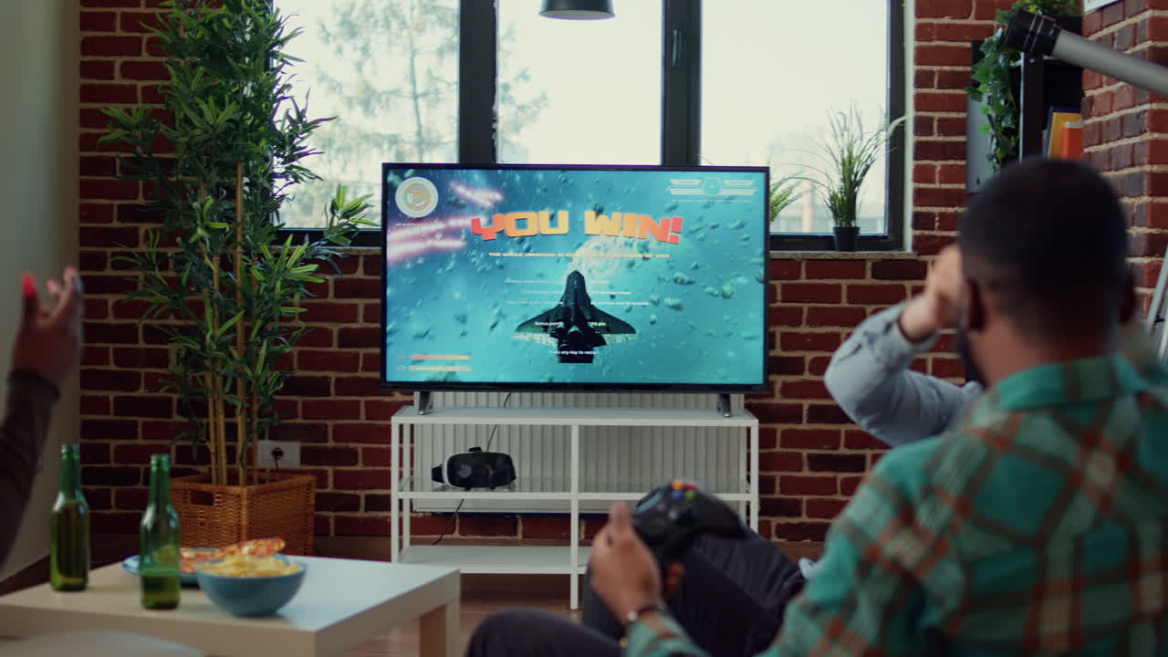 Amici felici che vincono una sfida di videogiochi sparatutto