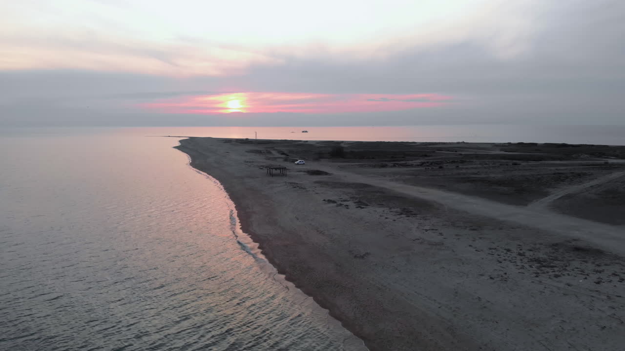 Dronevideo af solnedgang over tom strand, sommer Grækenland