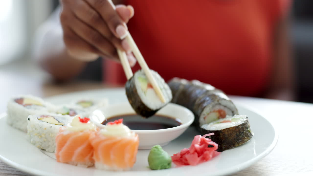 mujer comiendo sushi, comida o comida saludable con soja